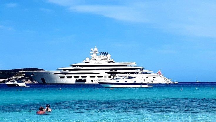 Oligarchi, sequestrati i mega yacht di Sechin e Usmanov per oltre 1 miliardo di dollari