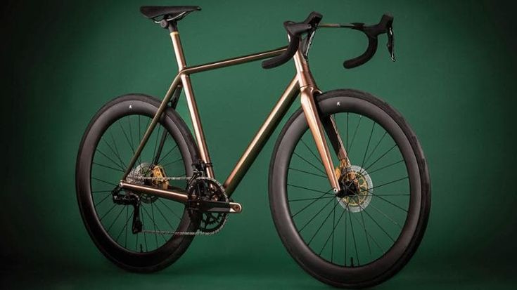 Aston Martin rivoluziona la bicicletta da strada. Ecco il modello più avanzato al mondo