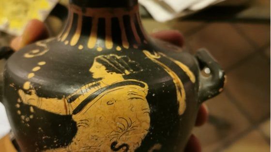 Napoli, sequestrati 11 reperti archeologici: un privato li usava come pezzi d'arredamento