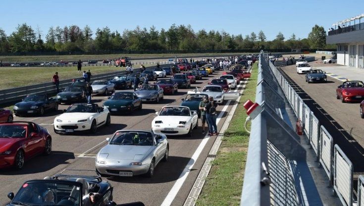 Tutti pazzi per la "Miata": a Modena il raduno record della spider Mazda