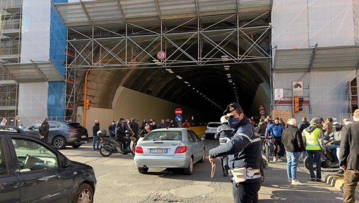 Napoli, tornano le auto nella Galleria Vittoria
