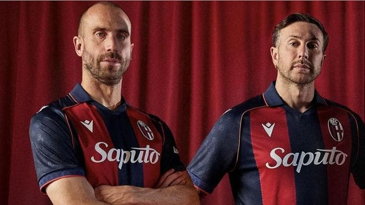 Bologna, svelata la nuova maglia con la Torre di Maratona: verrà indossata contro l’Inter