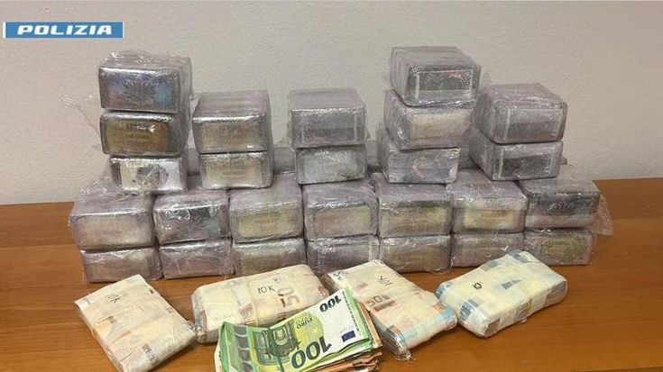 L’hashish in valigia o in un sacco da 21 chili, due operazioni antidroga a Funo e al Marconi
