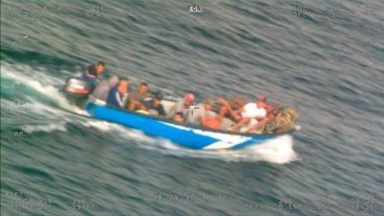 Migranti, sette barchini in navigazione verso l'Italia. Salvini: "Porti chiusi e che mi indaghino pure"