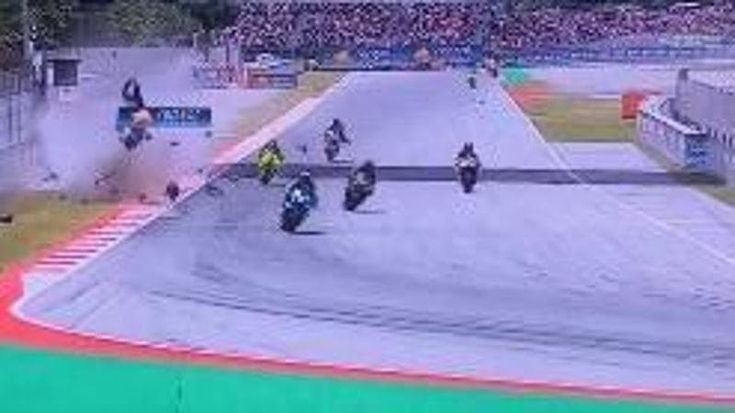 MotoGp Catalogna, spaventose cadute di Alex Marquez e Zarco. Vince Di Giannantonio