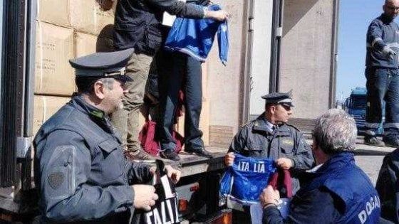 Nazionale di calcio, sequestrate a Brindisi 3mila felpe degli Azzurri contraffatte in Cina