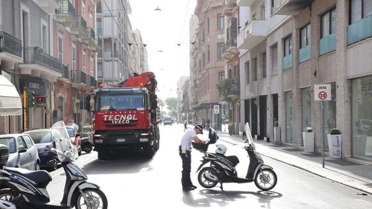 Bari, camion trascina i cavi del filobus: stop al traffico in via Piccinni, rallentamenti in tutto il centro