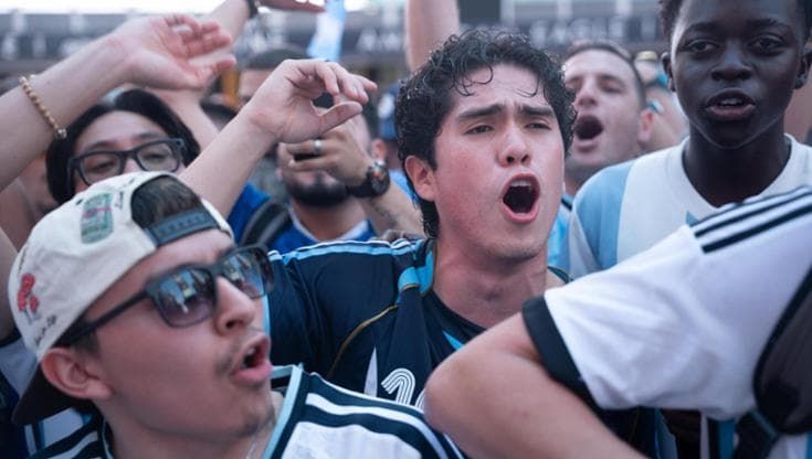 Argentina, niente alimenti ai figli: no al mondiale per 13.000. E c’è chi arriva in bici nel Kansas