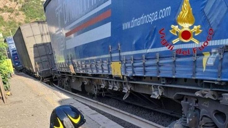 Cilento in crisi per un treno deragliato, stop alla linea da oggi a venerdì. I sindaci protestano: “Sud isolato”