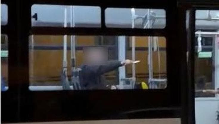 Napoli, donna accoltellata in bus da sconosciuto a viso e braccia. Lui: “Volevo attenzione Gratteri”