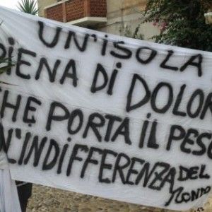 Lampedusa, cittadini: "Assassini, vergogna".Proteste all'arrivo di Letta, Alfano e Barroso