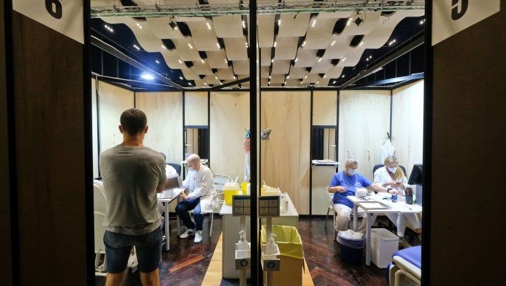 Terza dose, stavolta non servirà prenotazione: ma alcuni hub dovranno riaprire