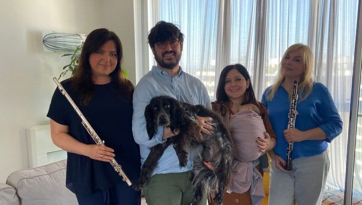 Ucraina, Francesco e Claudia con la neonata Sierra accolgono in casa due musiciste: "Noi diamo solo una stanza, in cambio abbiamo molto di più"