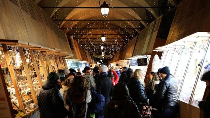 Sotto i portici dei Servi iniziano le feste: apre la fiera di Santa Lucia