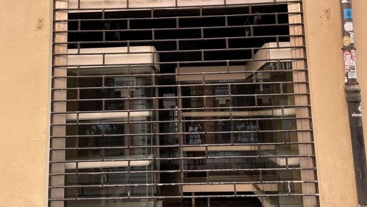 Rimondi chiude, addio alla storica vetrina di scarpe in via d’Azeglio