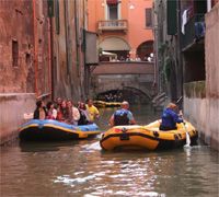 In gommone a Bologna