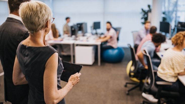 Giovani energici, over 50 ponderati e riflessivi: così il mix di generazioni è una ricchezza sul lavoro