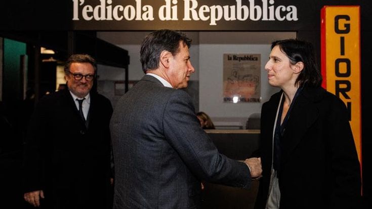L’abbraccio tra Schlein e Conte alla mostra sui 50 anni di Repubblica