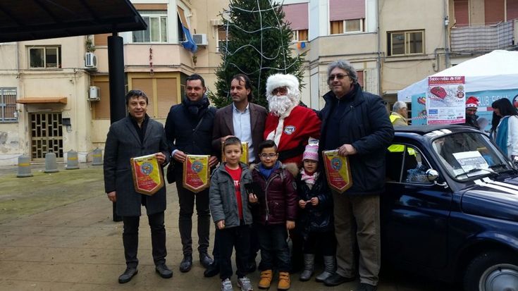 Palermo, Babbo Natale in 500 dona la spesa ai poveri