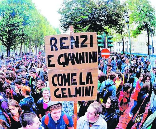 L' "Altra scuola" scende in piazza Studenti e prof contro la riforma