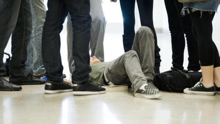 Bari, 20enne picchiato in centro da un gruppo di ragazzi sconosciuti. Il padre denuncia: "Aggredito di spalle senza motivo"