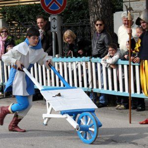 Asini e rane in pista, rievocazioni e piatti tipici: Amatrice e Fermignano festeggiano i loro Pali