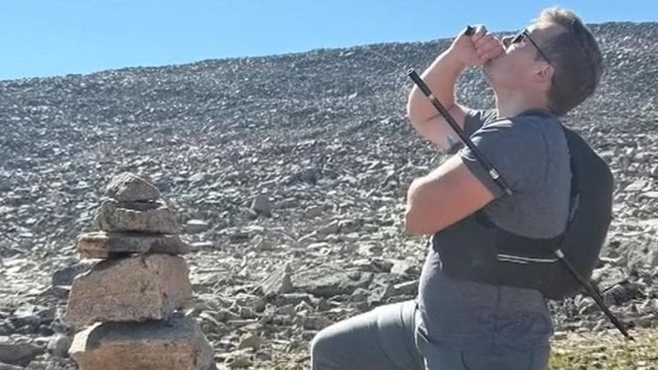 Stati Uniti, cammina per sei ore in montagna con un bastone da trekking infilzato nel fianco