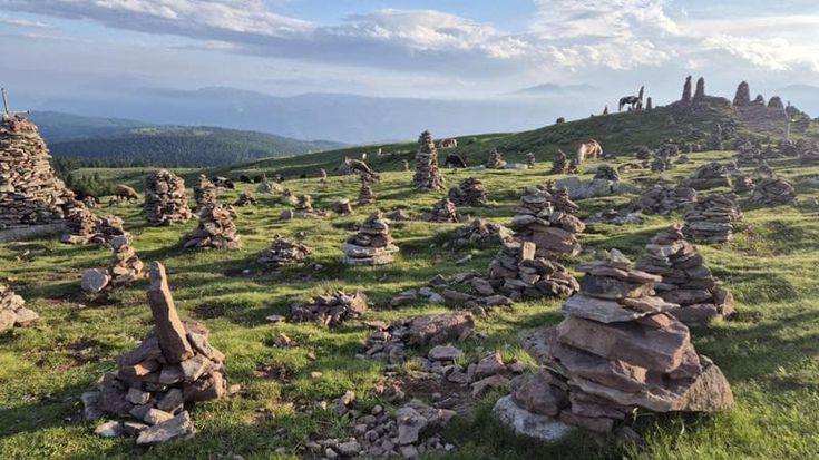 Allarme uomini di pietra, nei sentieri di montagna sono un meme. “Così è troppo: ambiente a rischio”