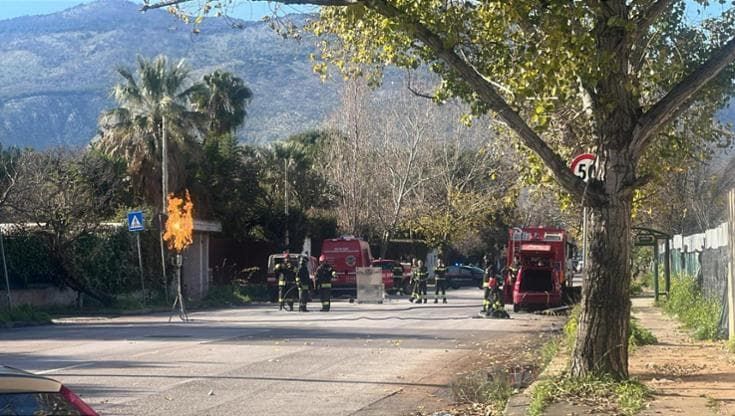 Palermo, auto a Gpl in fiamme: chiusa al traffico via Venere in Favorita