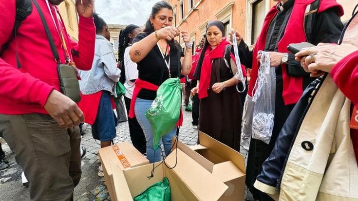 Giubileo degli adolescenti, 120mila giovani a Roma tra maglie verdi, app e il dolore per il Papa