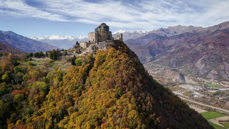 Un ascensore nella roccia rende accessibile a tutti la Sacra di San Michele