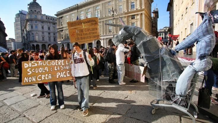 Scuola, la protesta degli studenti: “Soldi alla formazione, non alla guerra”
