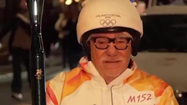 In Vespa con Ricky Tognazzi, le vacanze romane della fiaccola olimpica