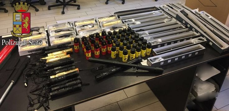 Milano: vende spray urticanti, teaser e manganelli nel suo phone center: denunciato