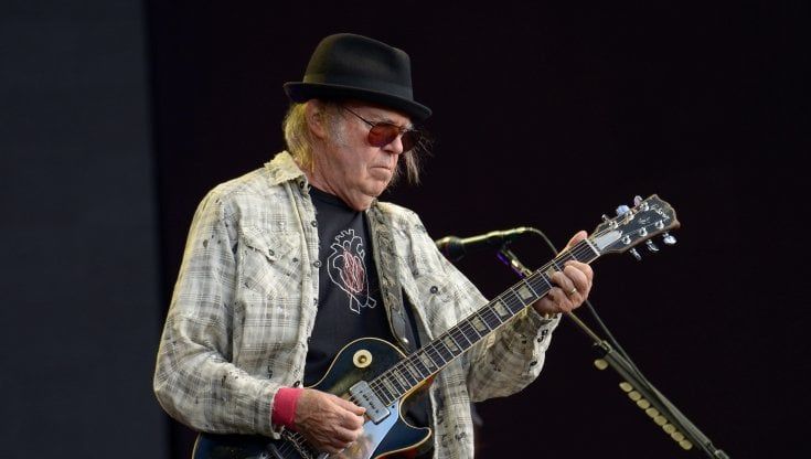 Covid, Neil Young ed Eric Clapton: la guerra degli artisti pro e contro i vaccini 