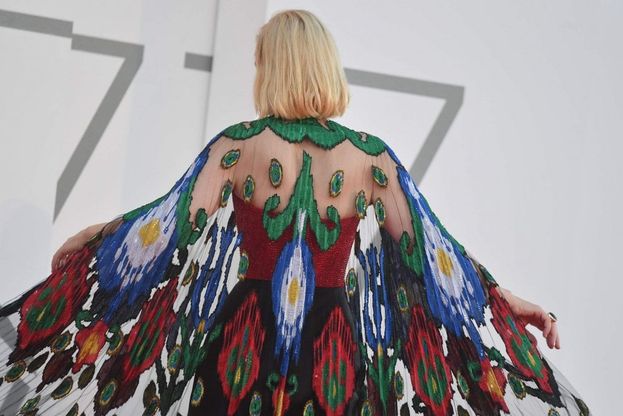 Cate Blanchett incanta la Mostra di Venezia: una farfalla sul red carpet