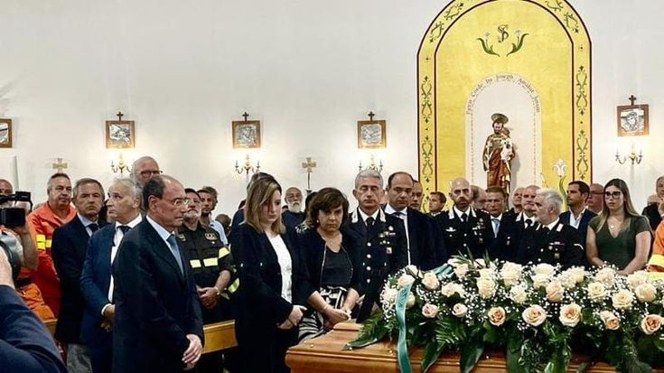Incendi, chiesa gremita ad Altofonte per i funerali del forestale. L’appello della famiglia: “Chi sa, denunci”