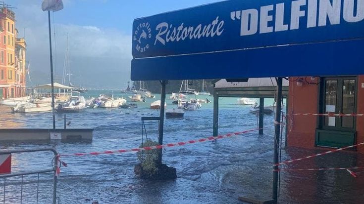 Mareggiata in Liguria, Portofino transennata, vietato avvicinarsi al mare