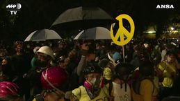 Portland, scontri alla manifestazione in ricordo di Floyd: decine di donne creano il "muro delle madri"