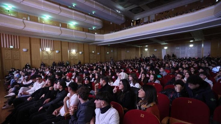Ius soli, Lepore canta Ghali con gli studenti: “Niente panico, è un diritto”