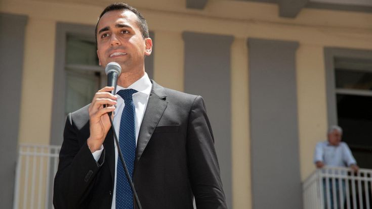 La crisi lampo del M5S di governo: Di Maio nel mirino per il triplo ruolo