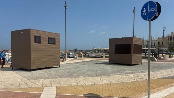 A Santo Spirito bufera sui nuovi bagni pubblici vista mare: “Latrina a cielo aperto, vanno rimossi”