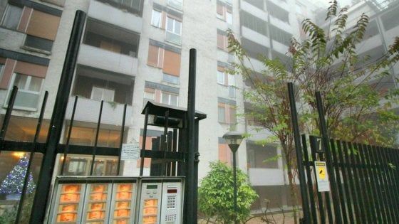 Milano, 83enne ferito dalla moglie che gli getta addosso dell'acido: muore nella notte