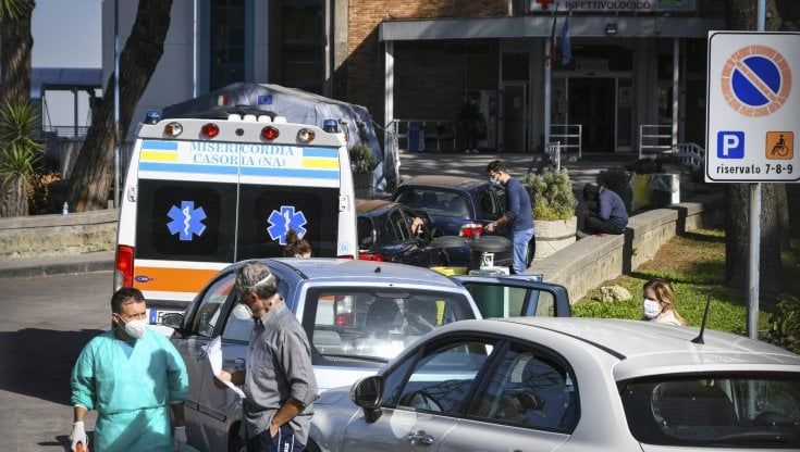 Napoli, Cotugno e Cardarelli presi d'assalto: malati curati in auto e barelle tra la folla  