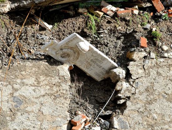 Bolzaneto, crolla il cimitero: bare e resti nel fiume
