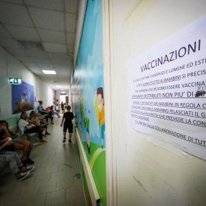 Emilia-Romagna, nei reparti ad alto rischio degli ospedali potrà lavorare solo chi è vaccinato