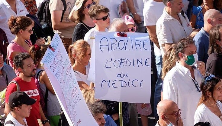 Medici di famiglia nel mirino dei No Vax: "Mail diffamatorie e lettere di avvocati per non vaccinarsi"