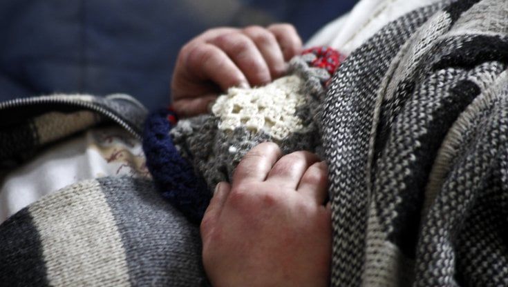 Bari, clochard di 61 anni muore per strada: evitava i dormitori per paura del Covid