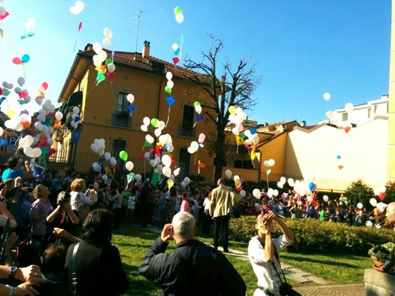 Milano, aquiloni e palloncini per i piccoli martiri di Gorla