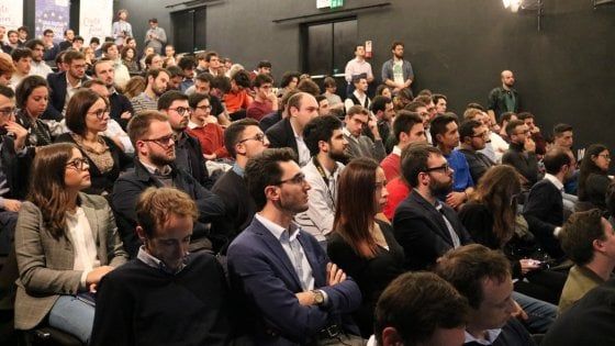 Pd, under 35 contro Calenda: "Ha cancellato il nostro post". La replica: non è vero, vi serve un social media manager